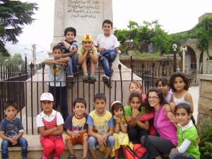 Claire avec des enfants Syriens