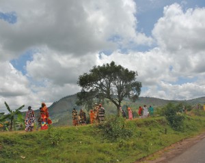 Femmes marchant sur la route au Burundi