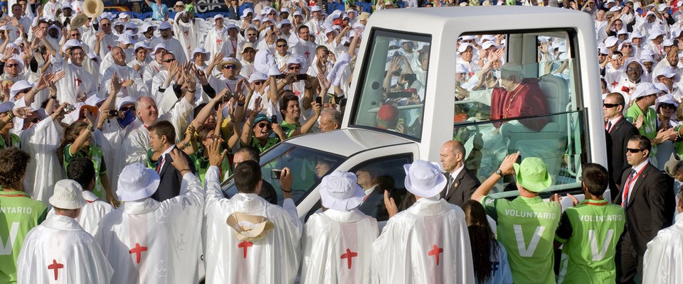 le pape BXVI salue les pèlerins en arrivant à la messe de clôture des JMJ 2011 à l'aérodrome de Cuatro Vientos