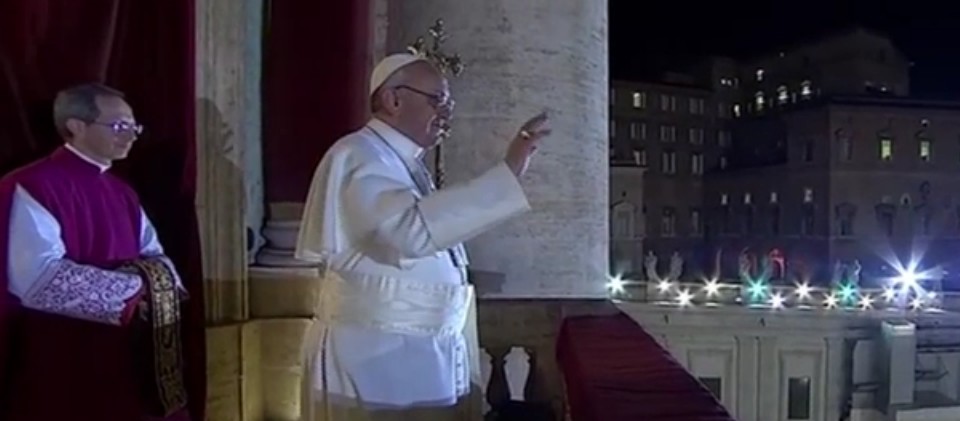 Le Pape François se présente au balcon
