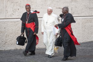 Le pape François entouré de cardinaux, en arrivant sur le lieu du synode. Alessia GIULIANI/CPP/CIRIC