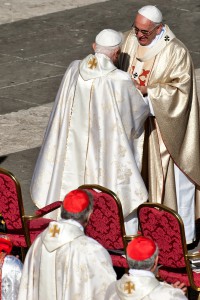 19 octobre 2014 : Le pape émérite Benoît XVI accueilli par le pape François lors de la béatification du pape Paul VI. Crédits : M. MIGLIORATO/CPP/CIRIC