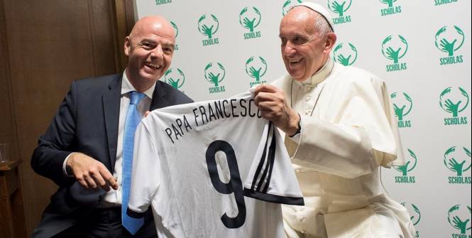 Début juin, le pape François demande à Gianni Infantino, président de la Fifa en visite au Vatican, de ramener «ordre et honnêteté».
