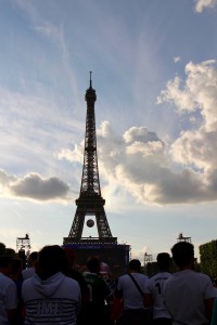 Damien  Les JMJistes dans la fan zone à Paris pour France-Suisse
